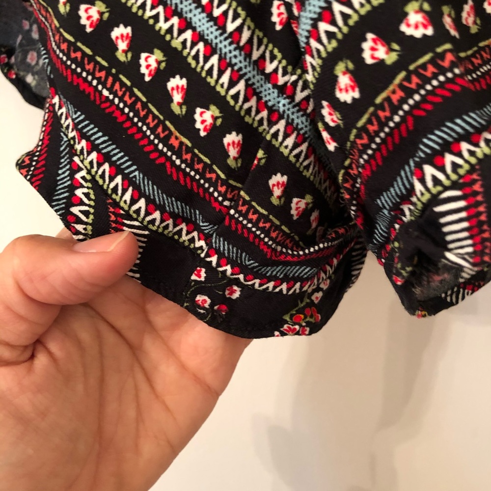 Loft Floral Ruffled Short size 6 - Picture 3 of 7